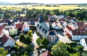 Blick auf die Kirche St. Crucis in Wölfis